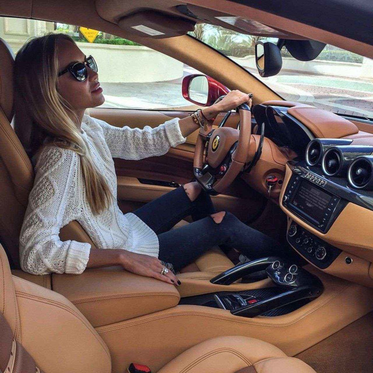 Рыжий автомобиль
