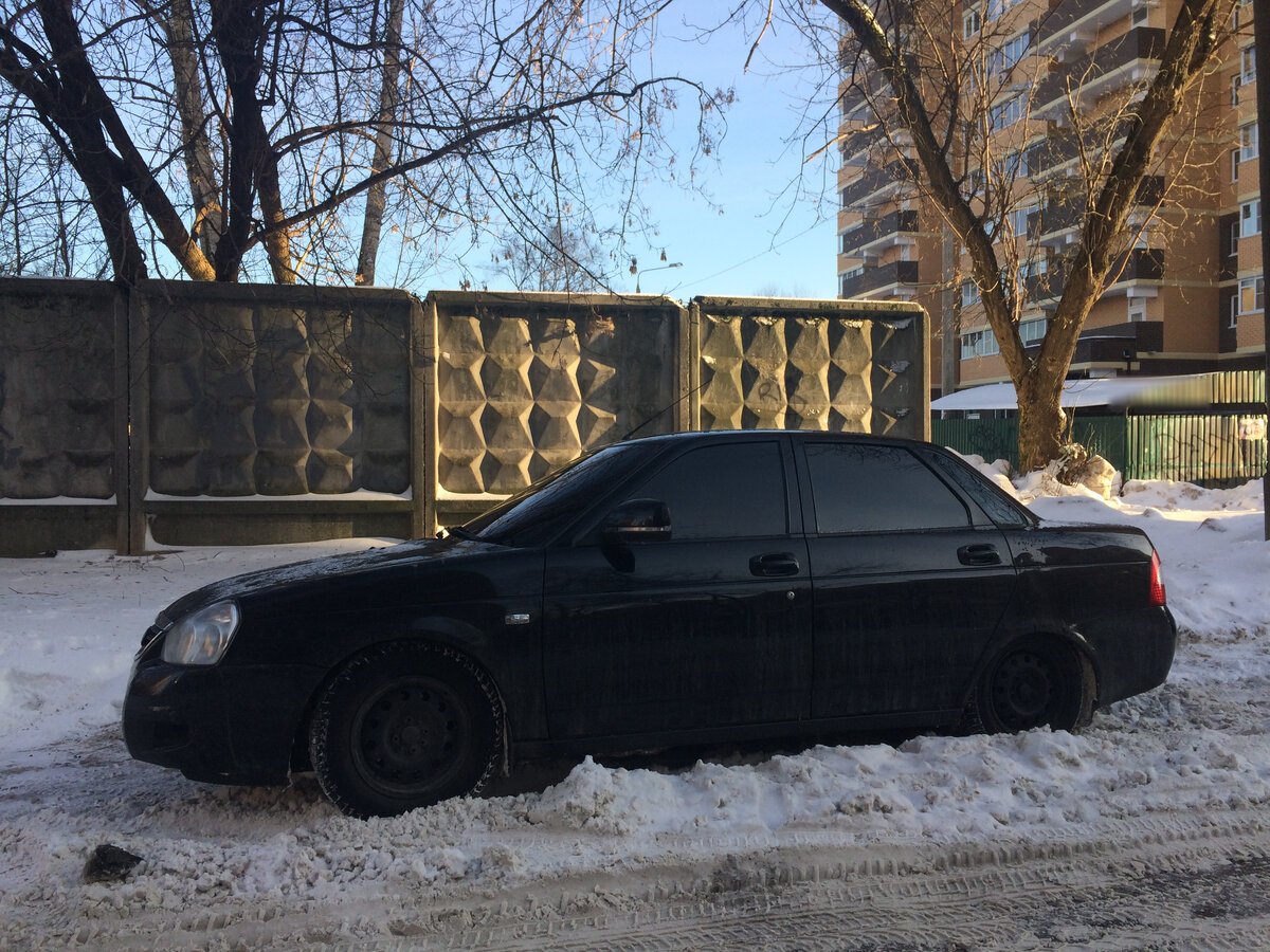 Лада Приора седан черная на штампах