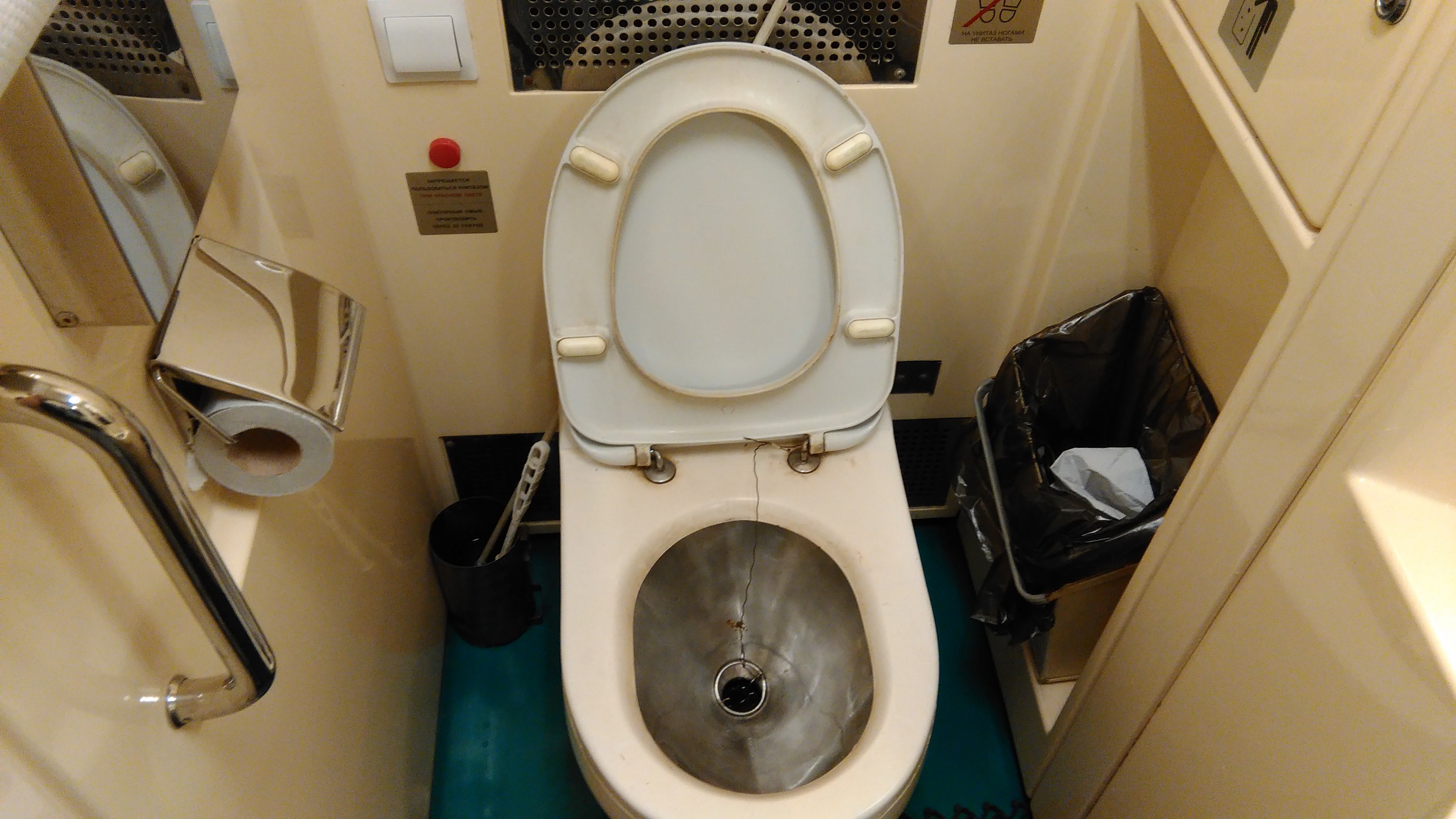 Биотуалет в вагоне поезда. Поезд Сапсан туалет. Вагон ПВ внутри туалет. Туалет в вагоне. Унитаз в вагоне.