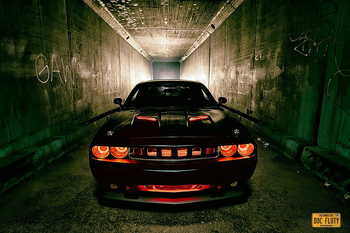 Dodge Challenger черный ночью