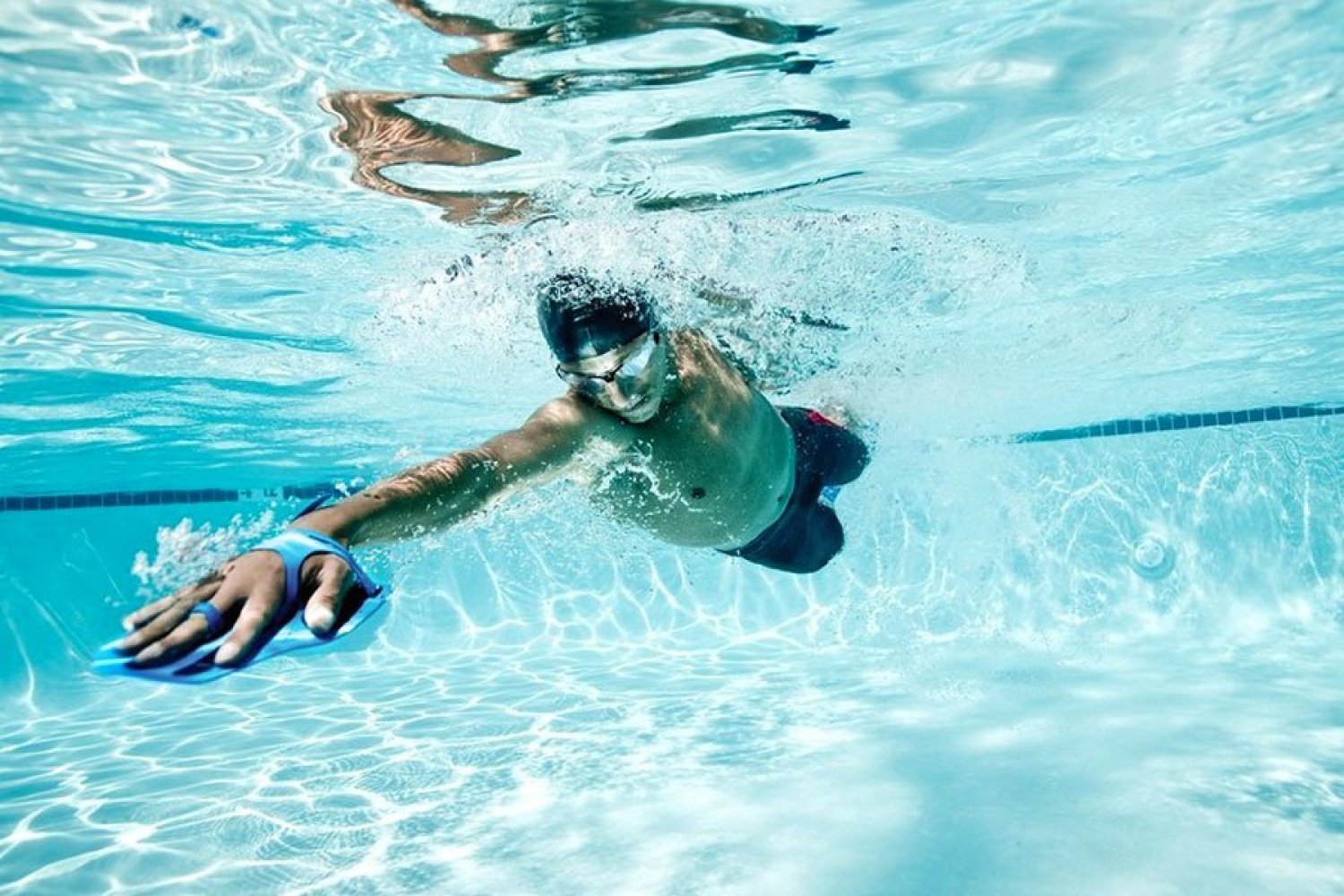 Как научиться плавать под водой