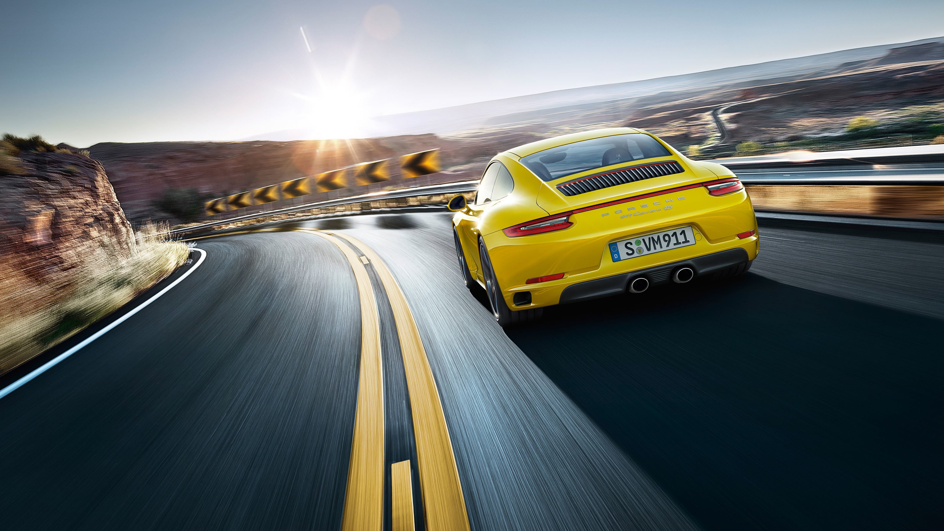 Машина красиво едет. Порше 911 желтый. Porsche 911 Carrera обои.