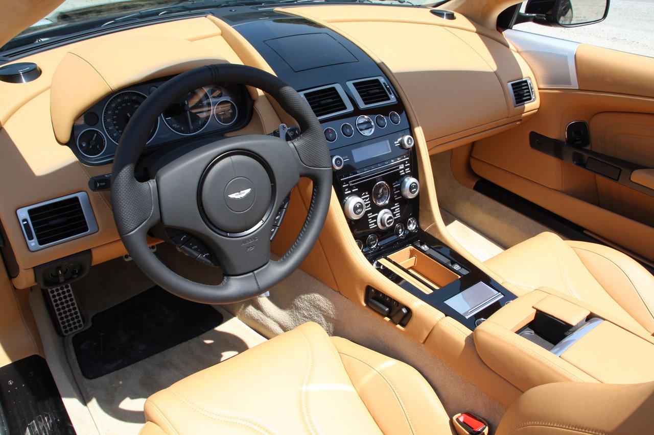 Торпедо салона. Aston Martin db9 салон.