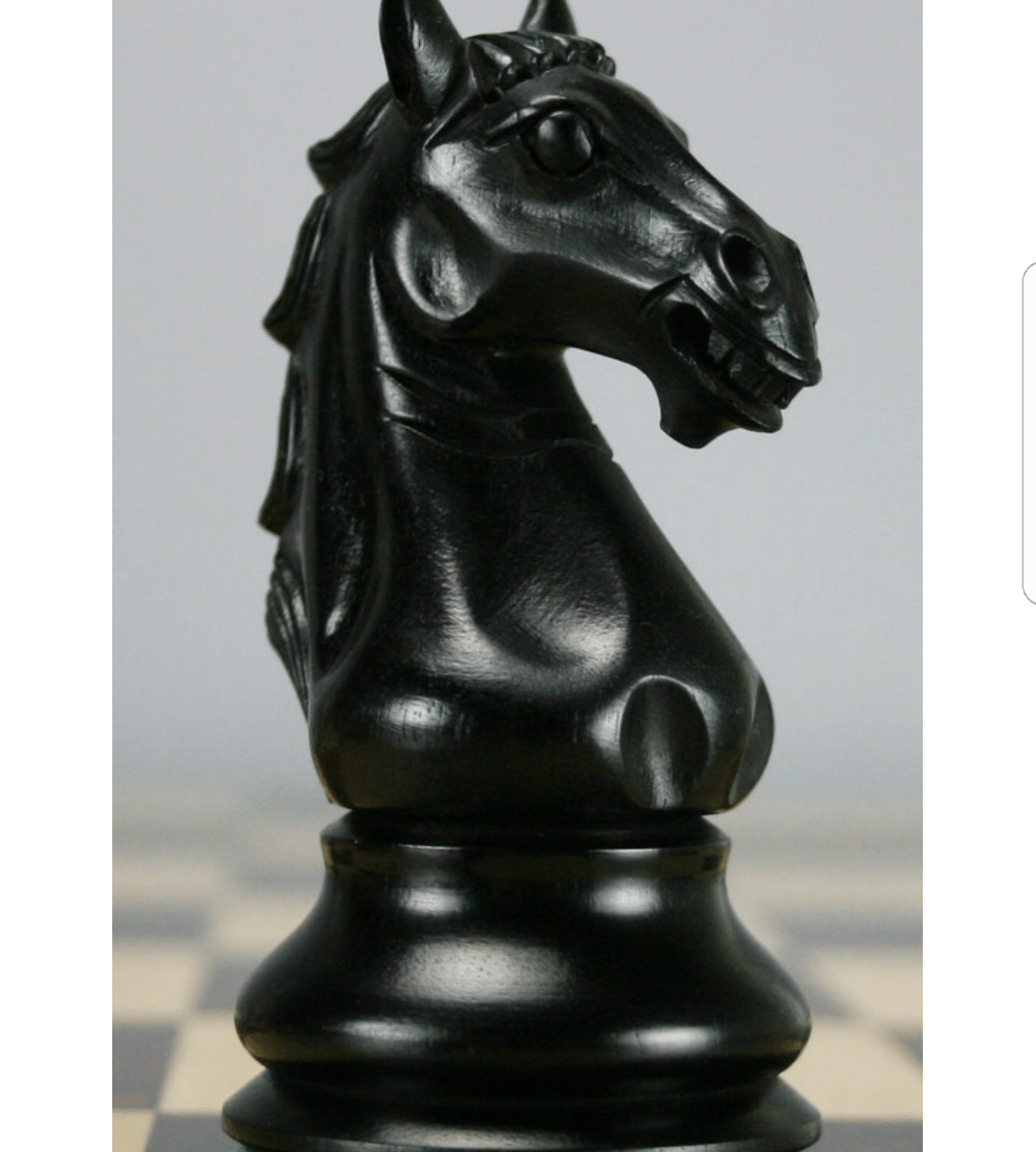 Фигурка шахматного коня