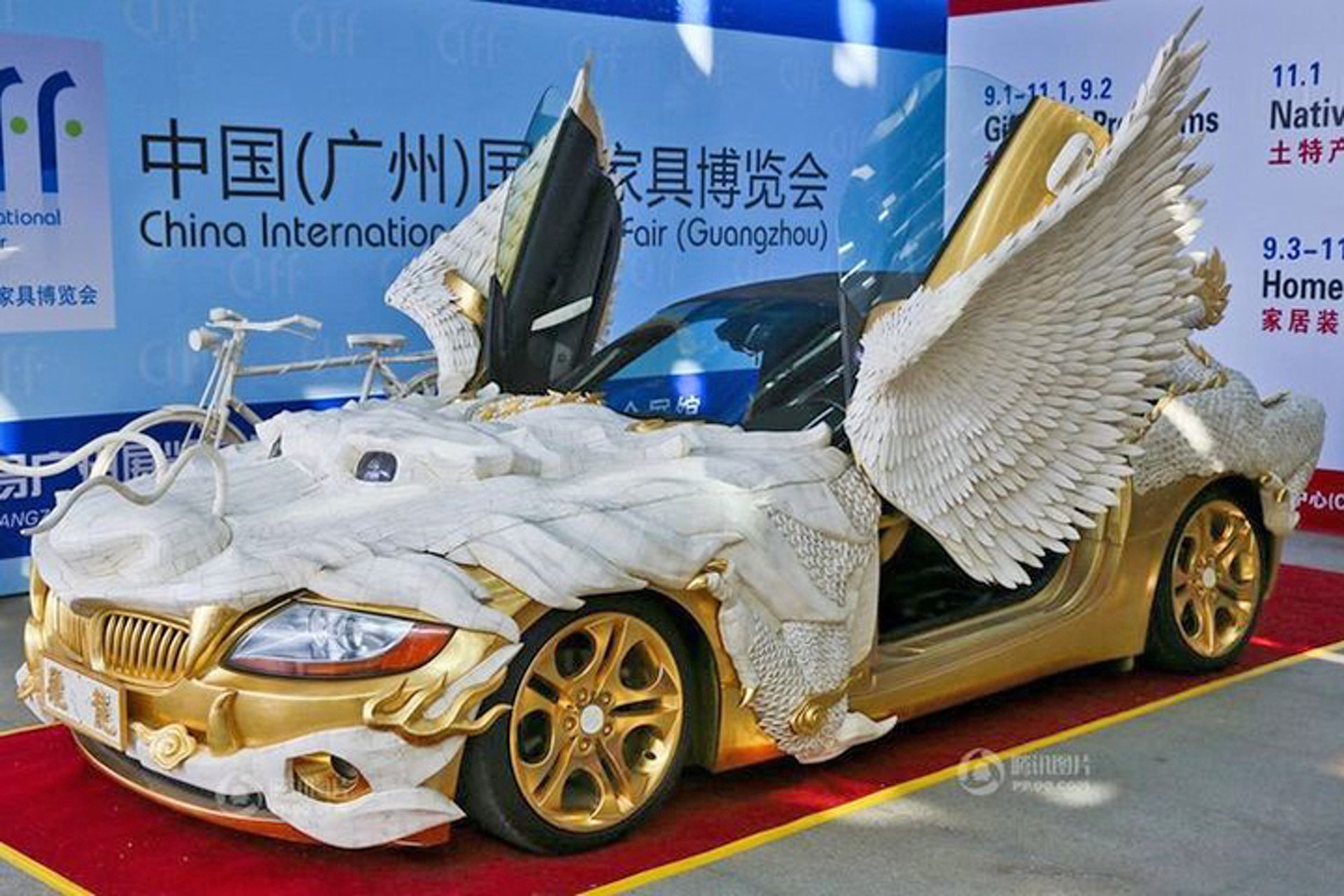 Китайский тюнинг. Золотая машина с крыльями. Крыло автомобиля. Машинка с крыльями. Машина с крылышками.