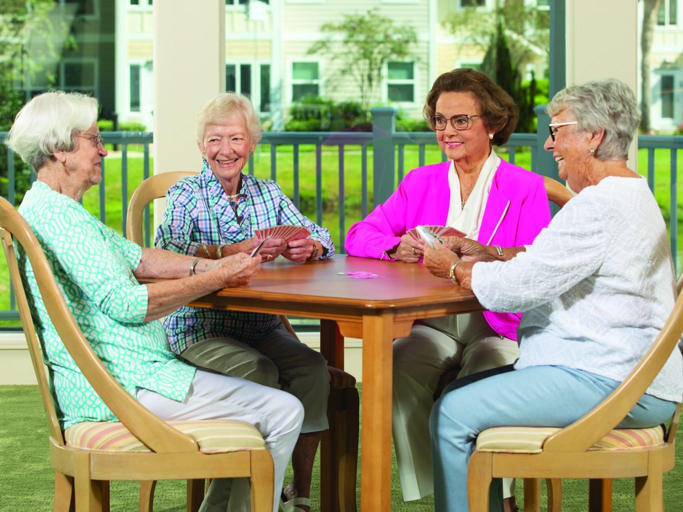 Пенсионер. Пенсионеры в кафе. Пенсионеры за столом. Модные пенсионеры. Общение пенсионеров.