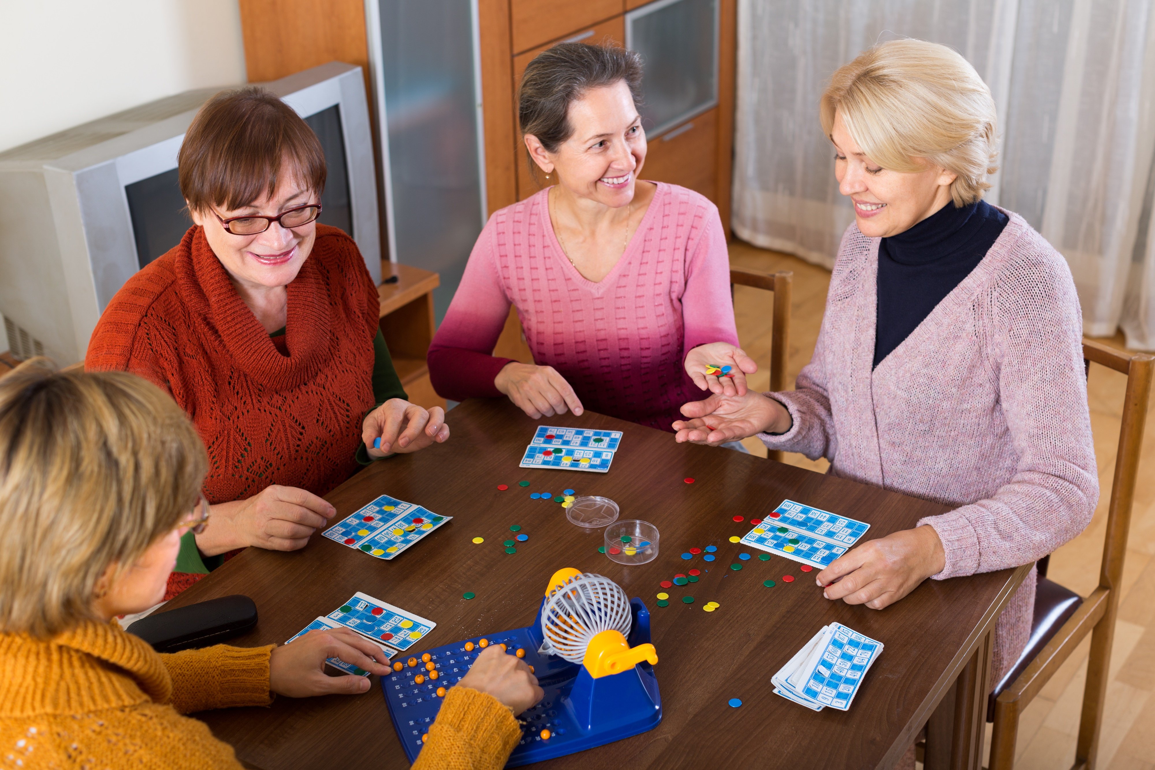 Игры и конкурсы для пожилых. Интересное занятие для пенсионера. Игрушки для пожилых. Игровая терапия для пожилых людей. Настольные игры для пожилых людей.