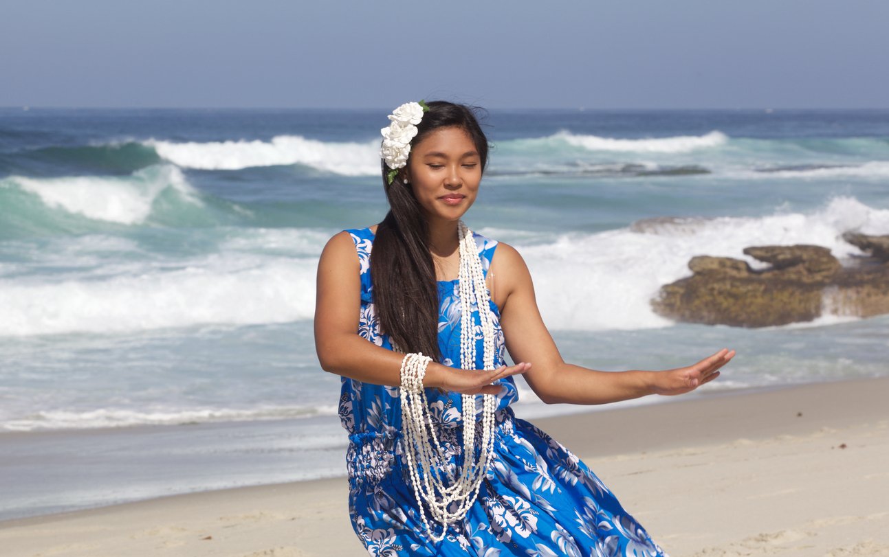 Таитянский танец. Таитянки девушки танцуют. Гавайская танцовщица. Таитянские танцы. Гавайи артисты.