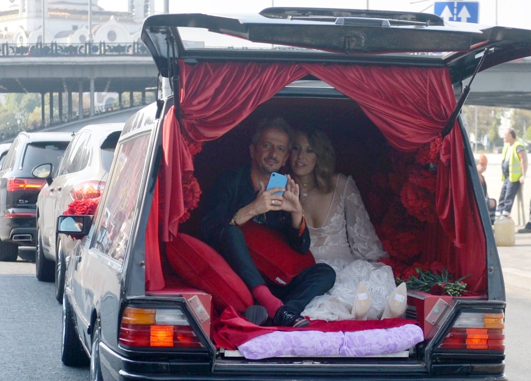Константин Богомолов и Ксения Собчак свадьба на катафалке