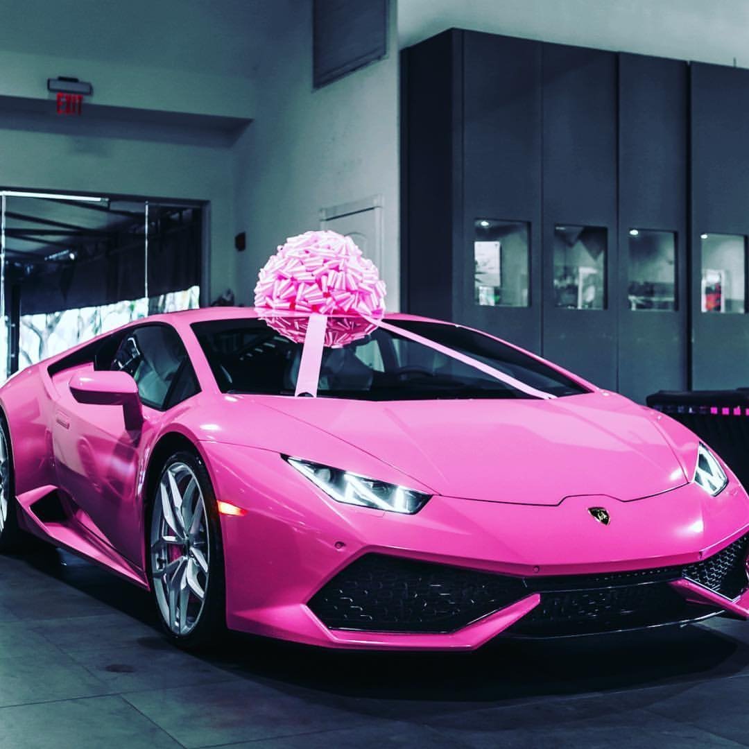 Машина розового цвета