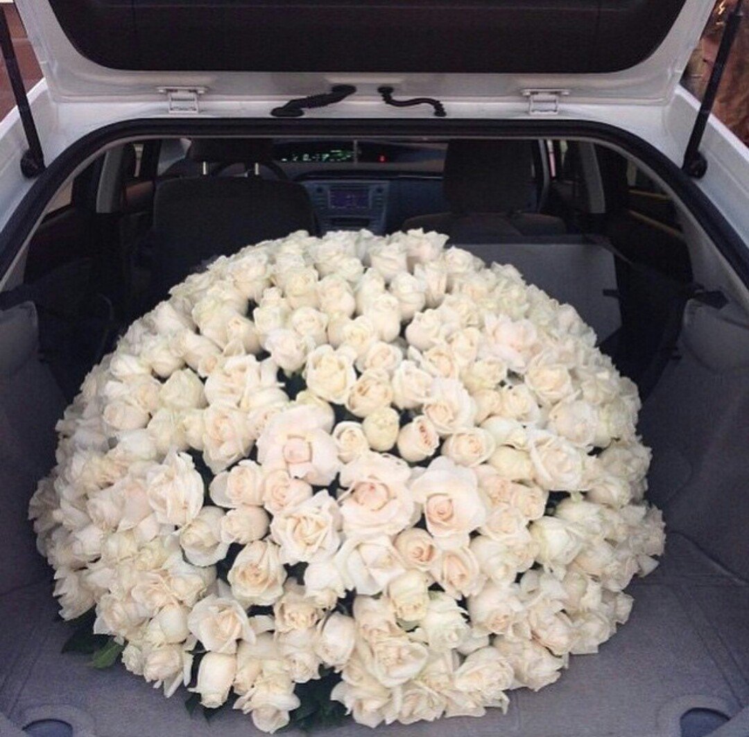 Тюльпаны в машине на сиденье