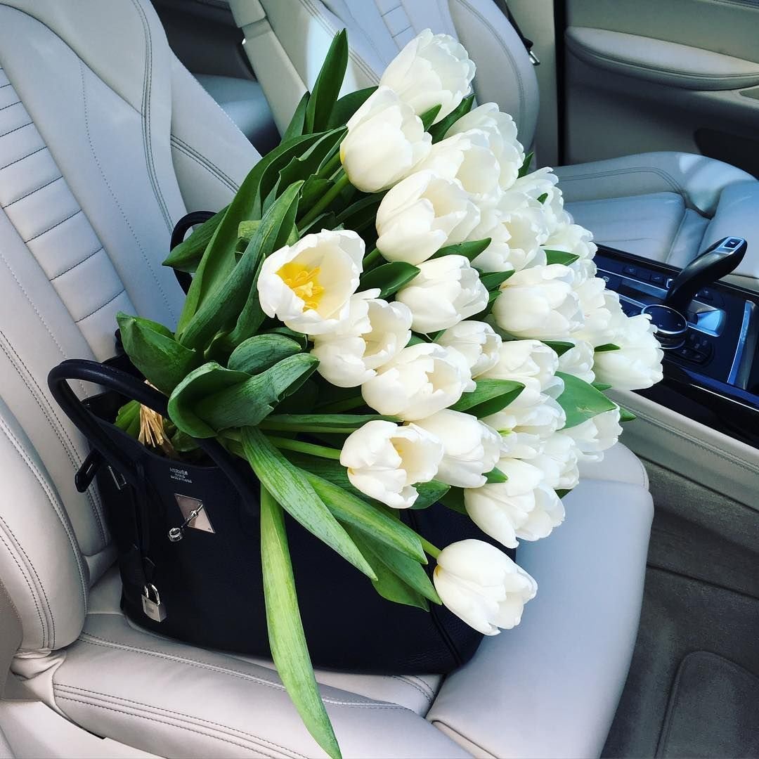 Букет цветов на белой машине