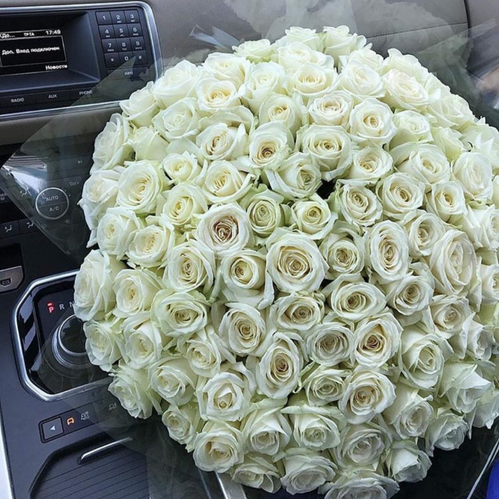 Букет цветов в салоне автомобиля