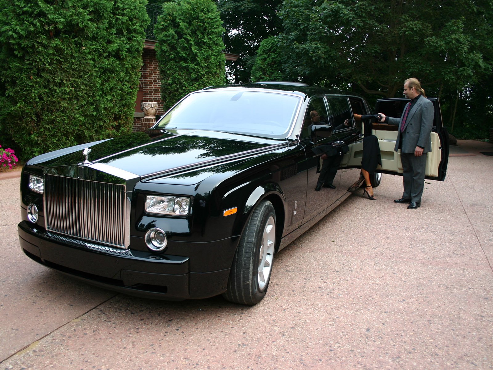 Автомобиль роллс ройс. Rolls Royce Phantom лимузин. Rolls Royce Phantom 2004. Rolls Royce Phantom Black Edition. Rolls Royce Phantom 5.