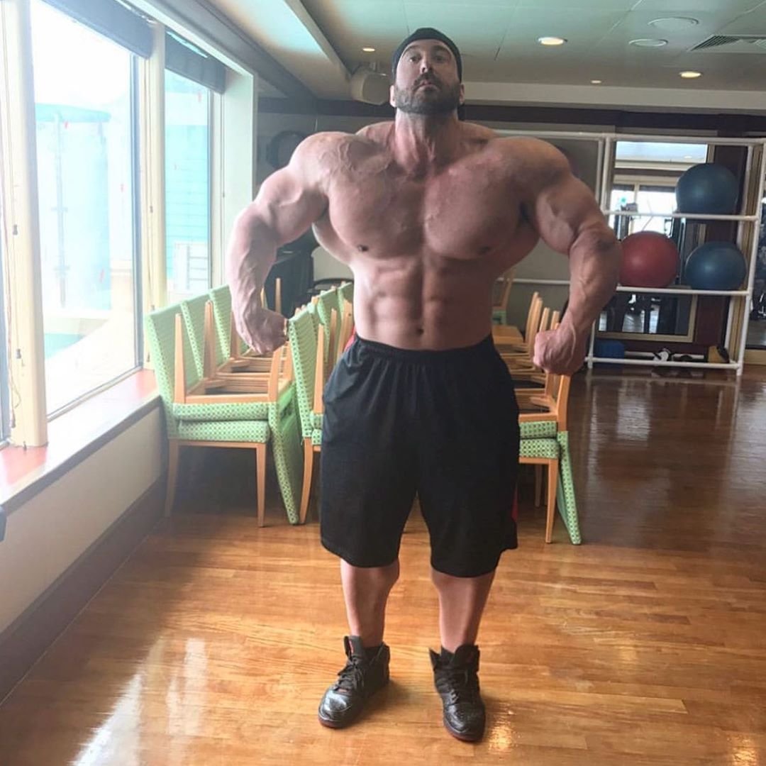 Огромный мускулистый человек