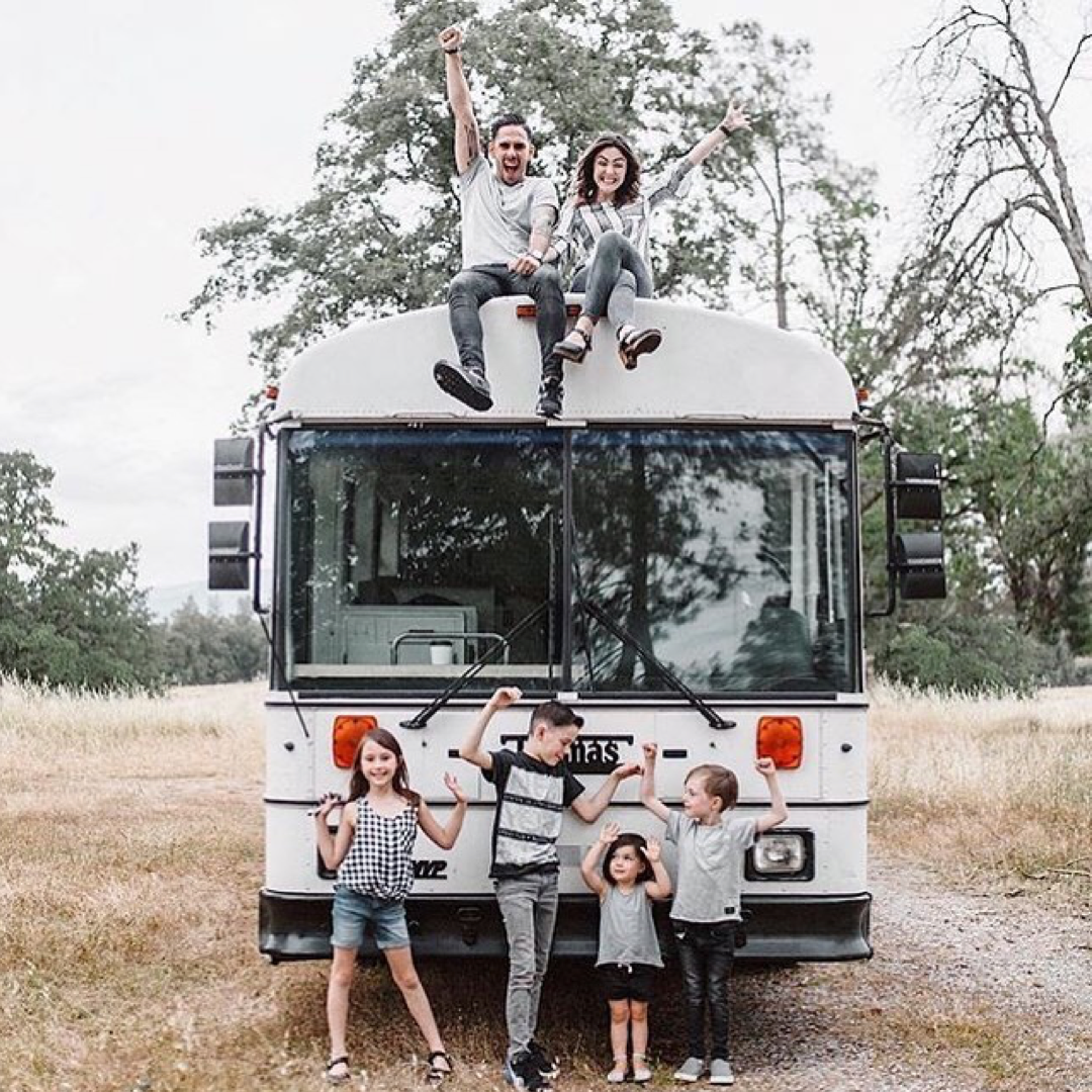 Семья путешествует на школьном автобусе