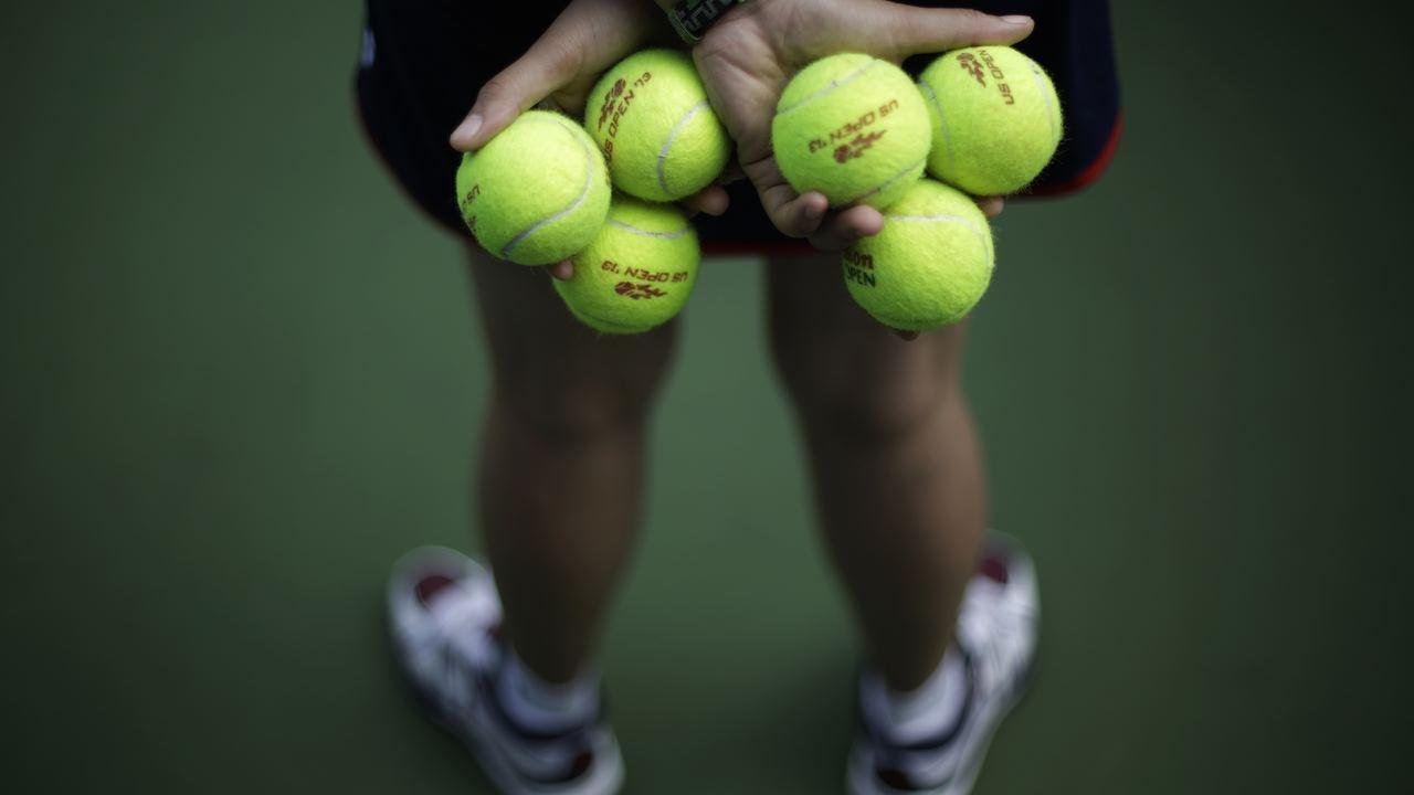 Игры с теннисными шариками. Теннисный мяч. Теннисный мяч в руке. Мяч для большого тенниса. Теннисный мяч для большого тенниса.