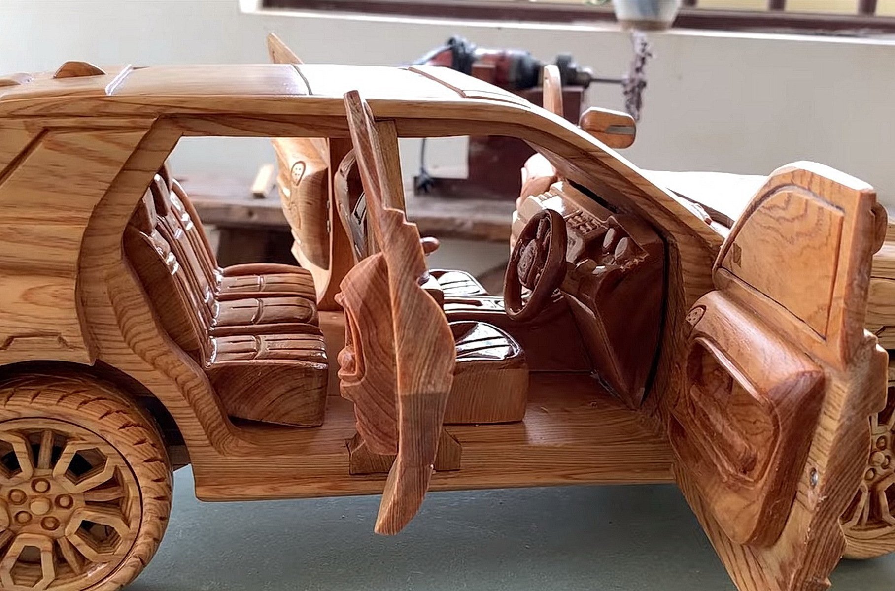 Моделька машины из дерева