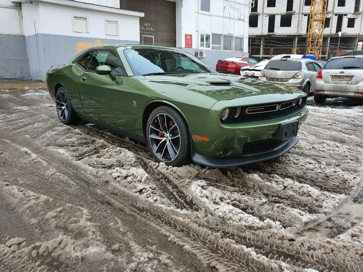 Dodge Challenger 2019 зеленый
