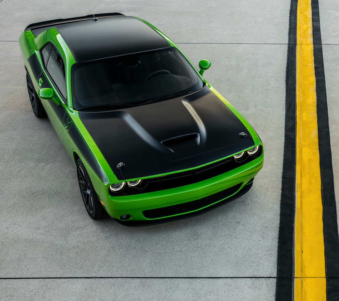 Dodge Challenger srt зеленый