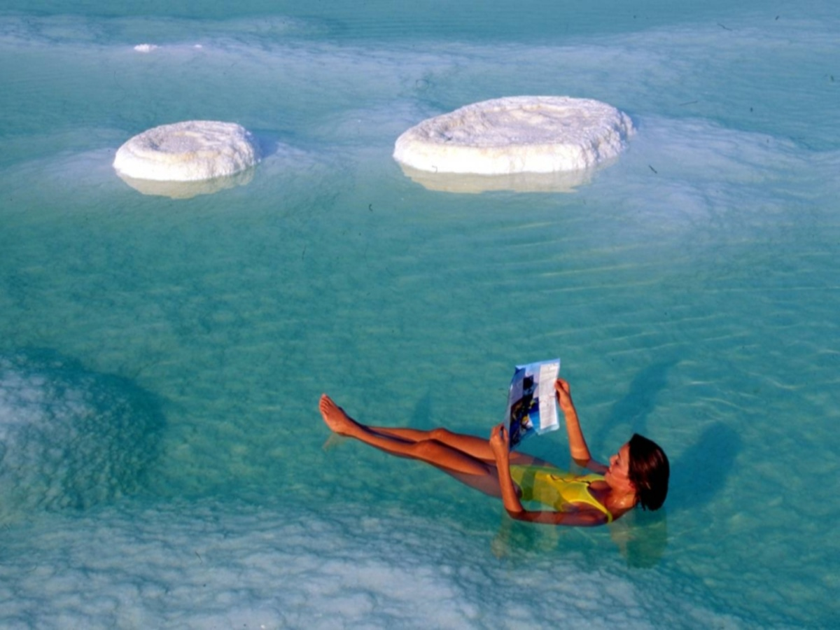 Лежать в соленой воде. Мертвое море озеро.