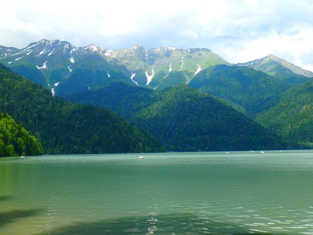озеро рица в абхазии летом