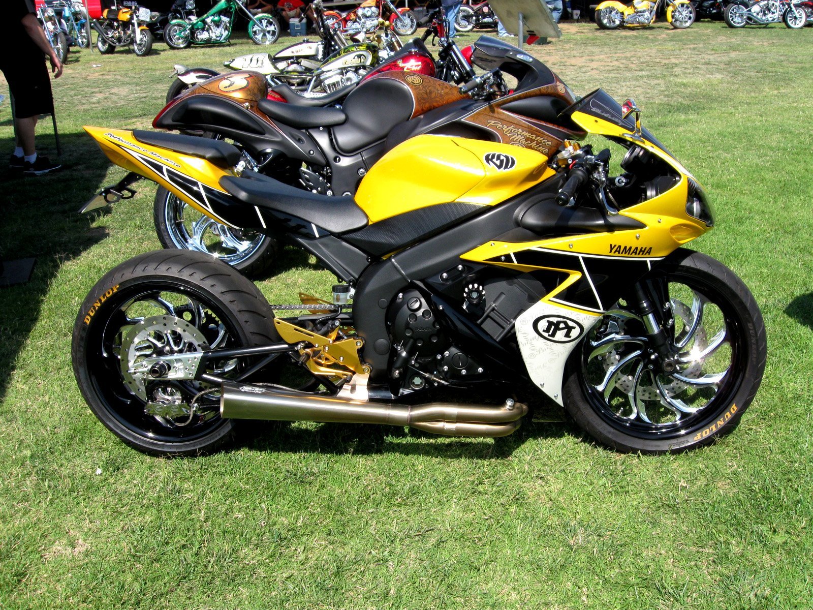 Фото мотоциклов спортивных. Ямаха р1. Yamaha r1 Custom. Спортбайк Ямаха r1. Сузуки желтый 250 куб спортбайк.