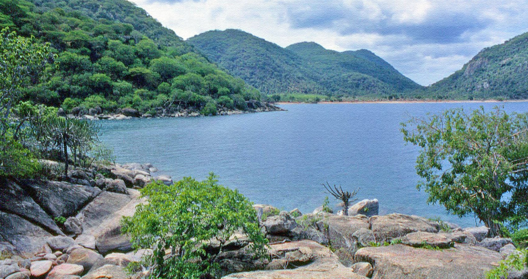 Озеро ньяса расположено. Озеро Ньяса в Африке. Ньяса Мозамбик. Берег озера Ньяса. Национальный парк озеро Малави.