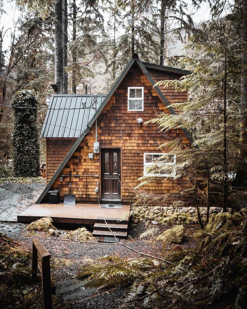 Красивый треугольный домик в лесу