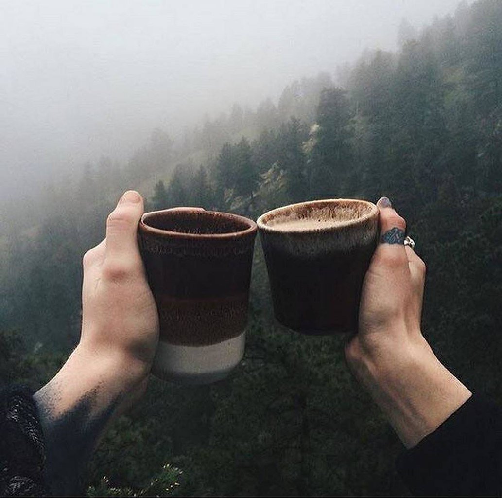 Две кружки чая на природе