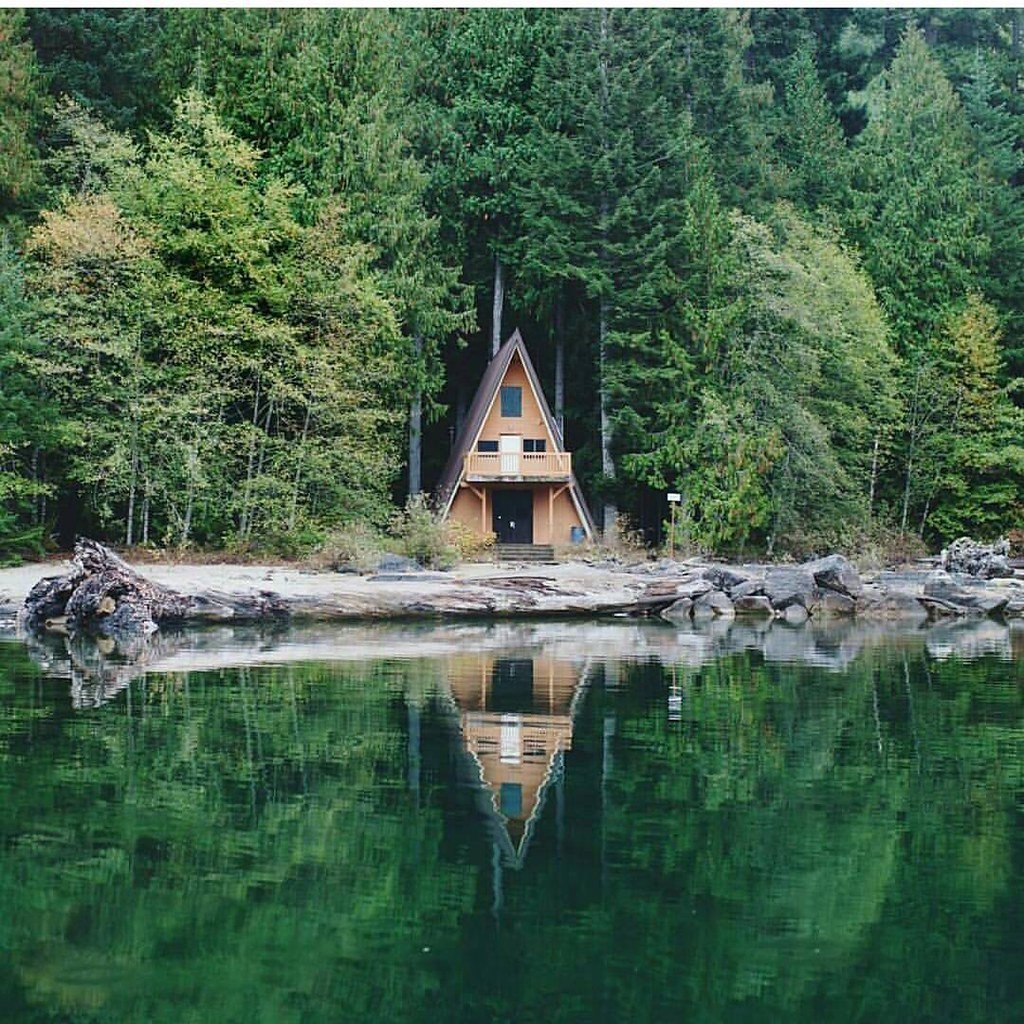 Маленький домик в лесу у озера