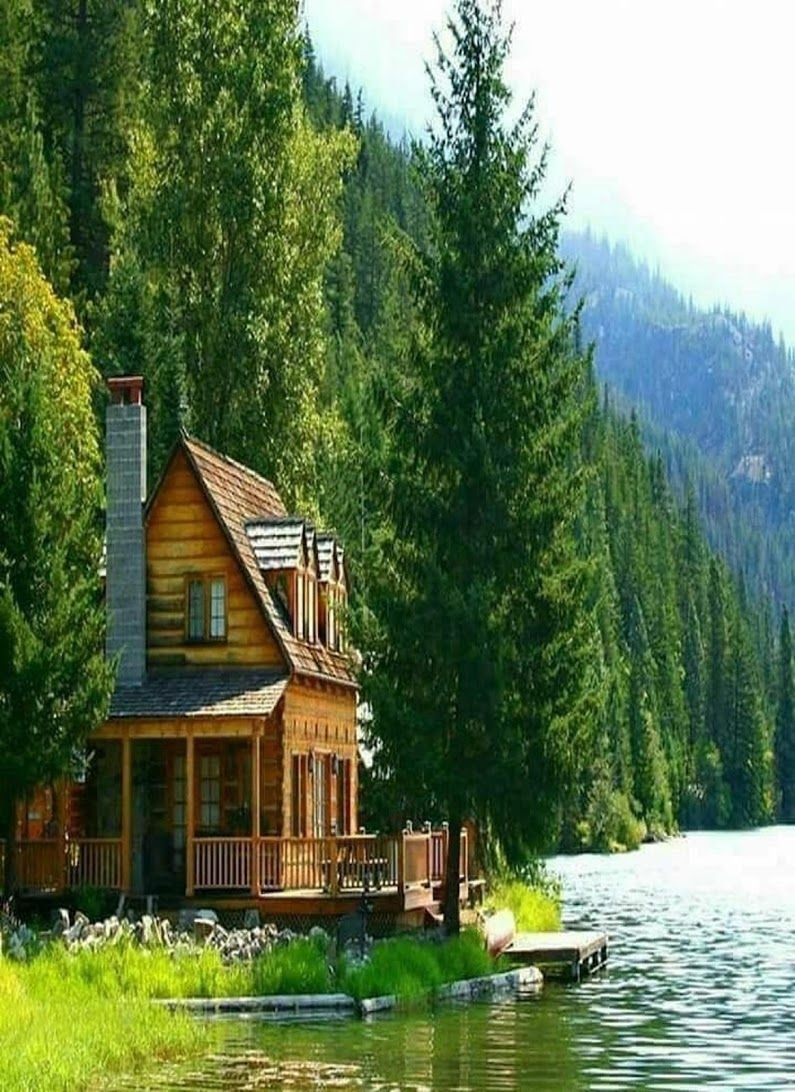 Деревянный дом на озере