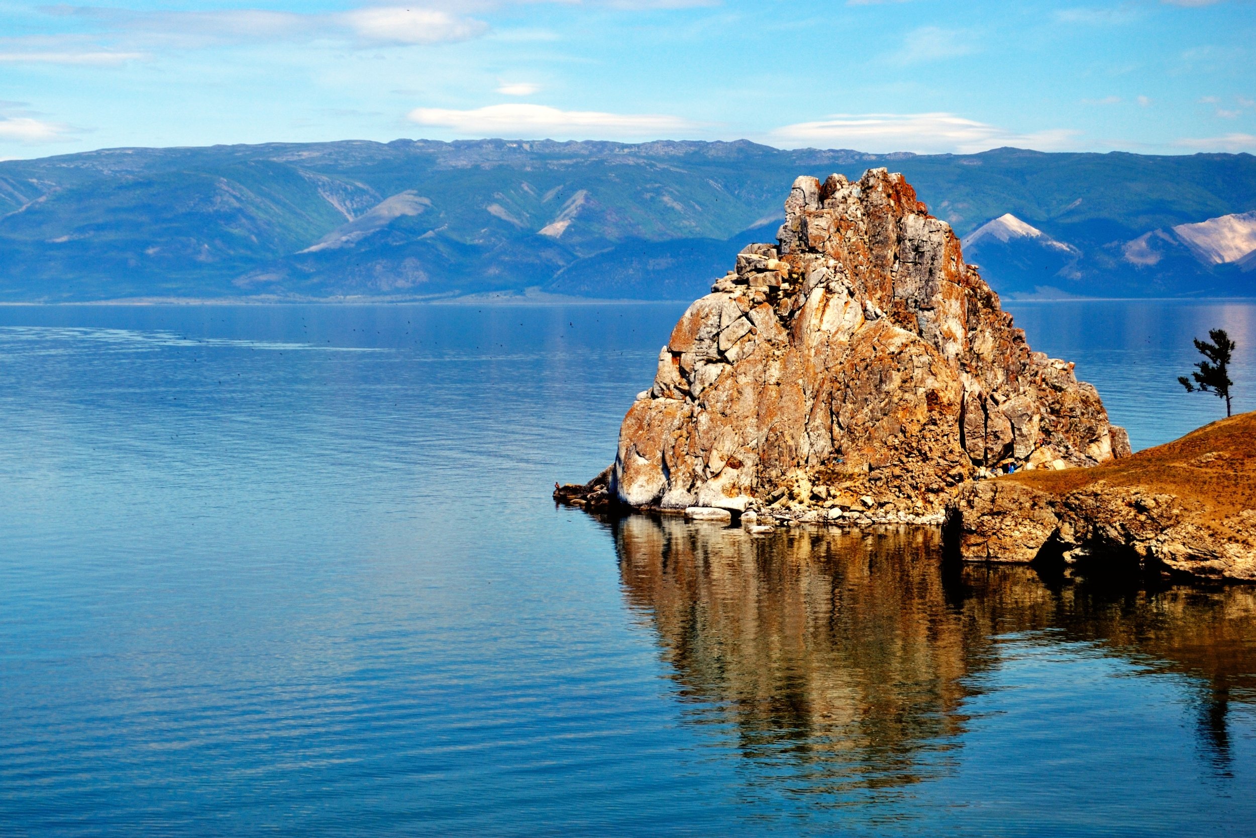 Озеро байкал знают во всем мире. Шаман камень Листвянка. Шаман камень на Байкале. Скала Шаманка Слюдянка. Скала Шаманка на Байкале.