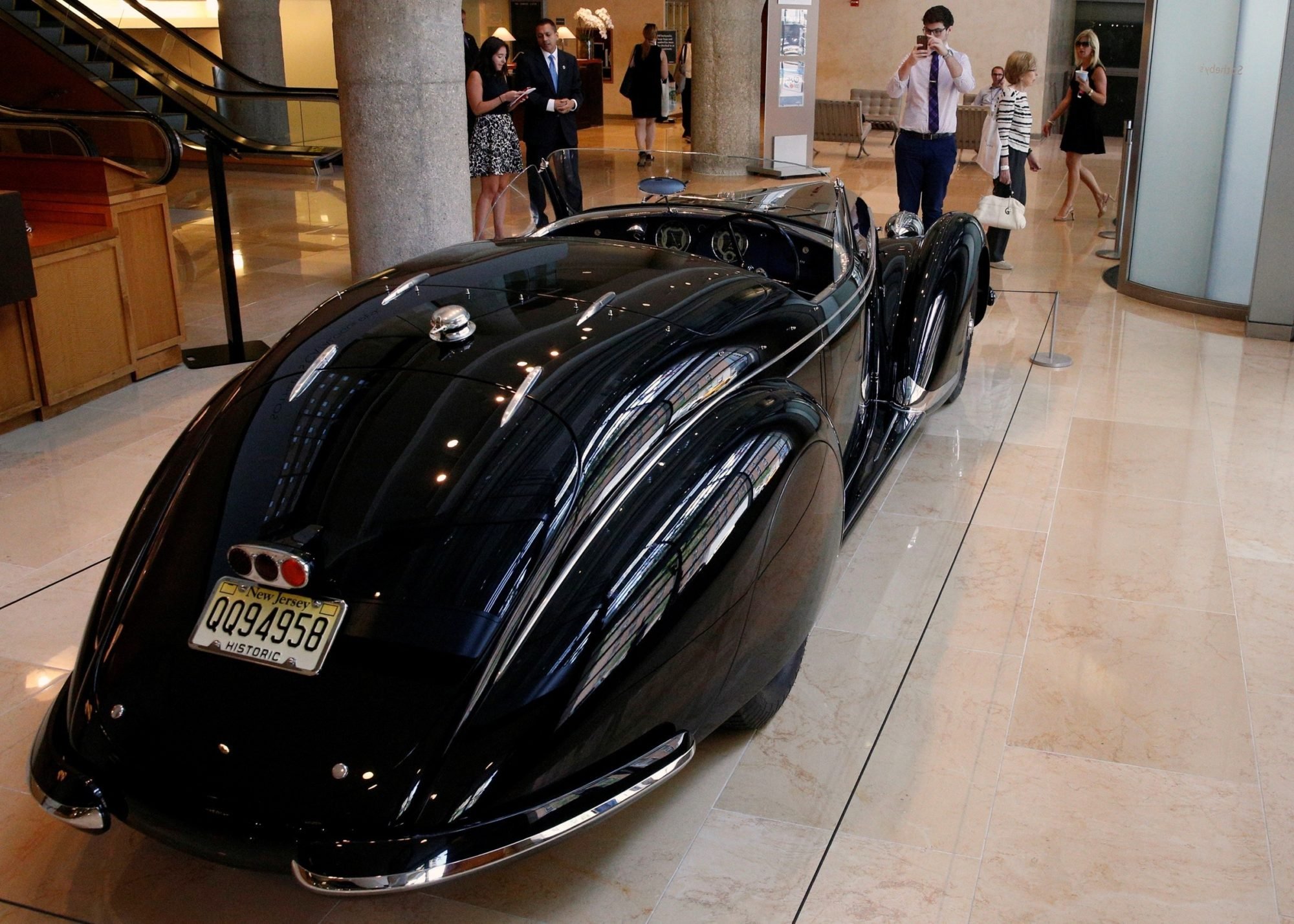 Машина за 1 доллар. Альфа Ромео 15 миллионов. Alfa Romeo 8c 2900b lungo Spider. Самаяядорогая машина в мире. Самая дорогая машина.