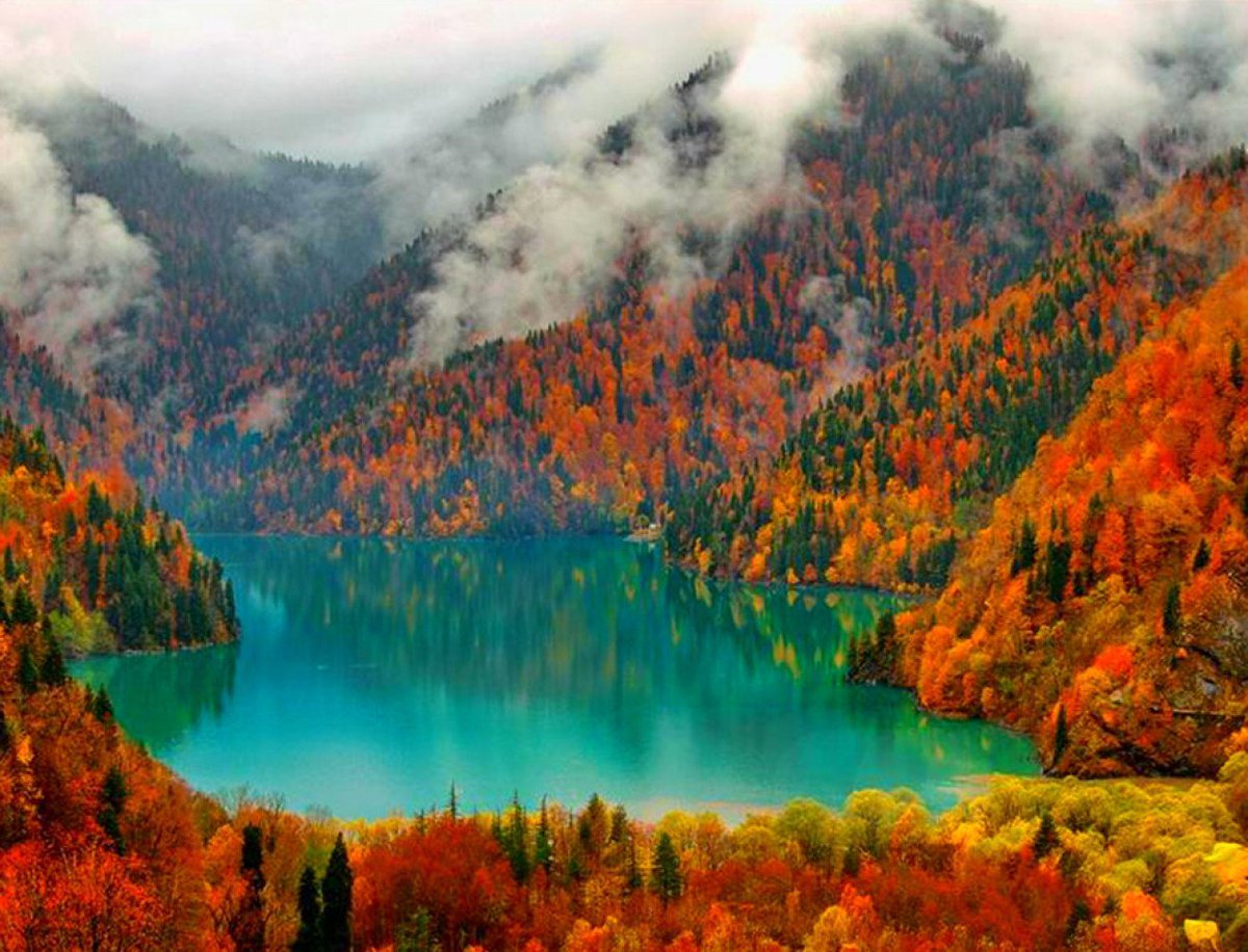 Озеро Рица осенью