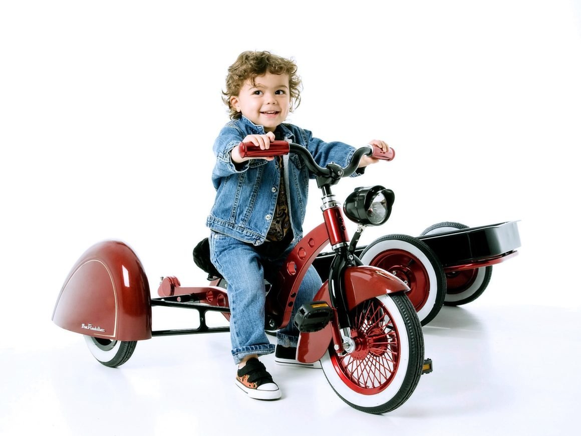 Мальчик на трехколесном велосипеде
