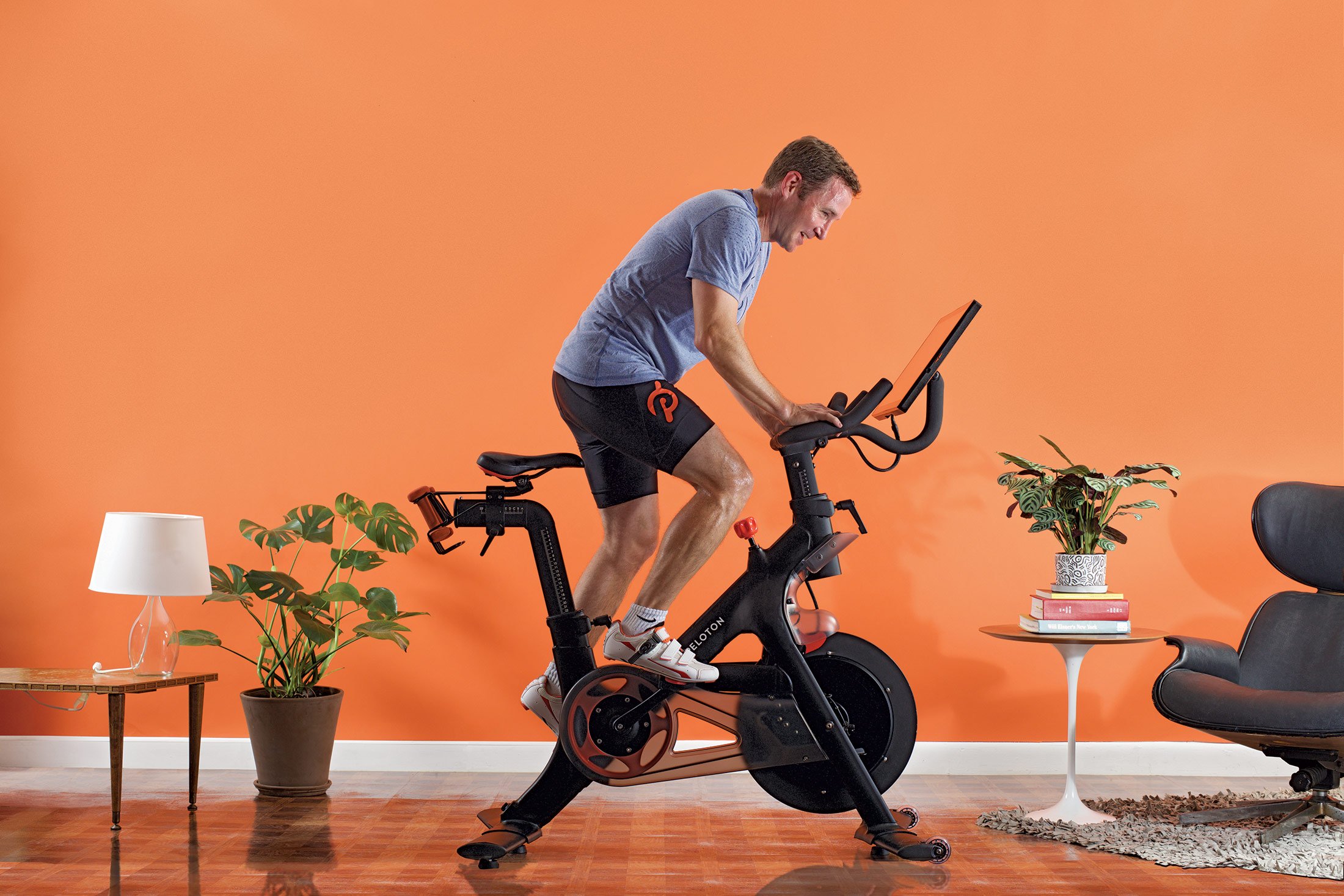 Сколько надо велотренажер. Peloton Bike. Peloton тренажер. Spinning Bike велотренажер Indoor Cycle. Велотренажер Cycle exercises.