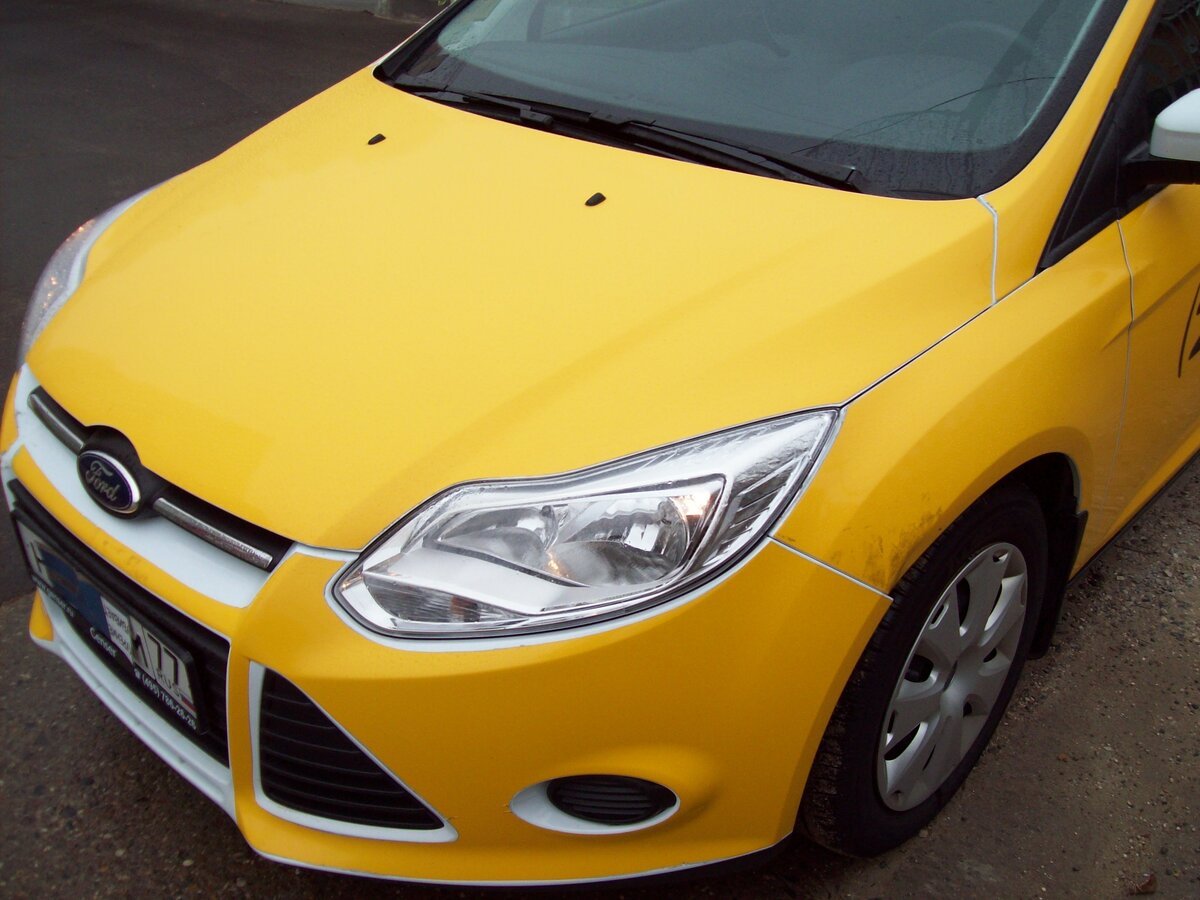 Желтый Форд фокус 1.6 вид сзади