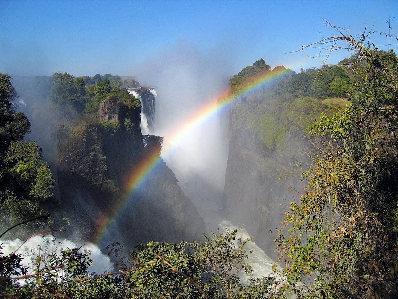 Крупнейшие водопады. Водопад Виктория Зимбабве Радуга. Водопад Виктория с радугой. Водопад Виктория самый высокий. Лунная Радуга на водопаде Виктория Зимбабве.