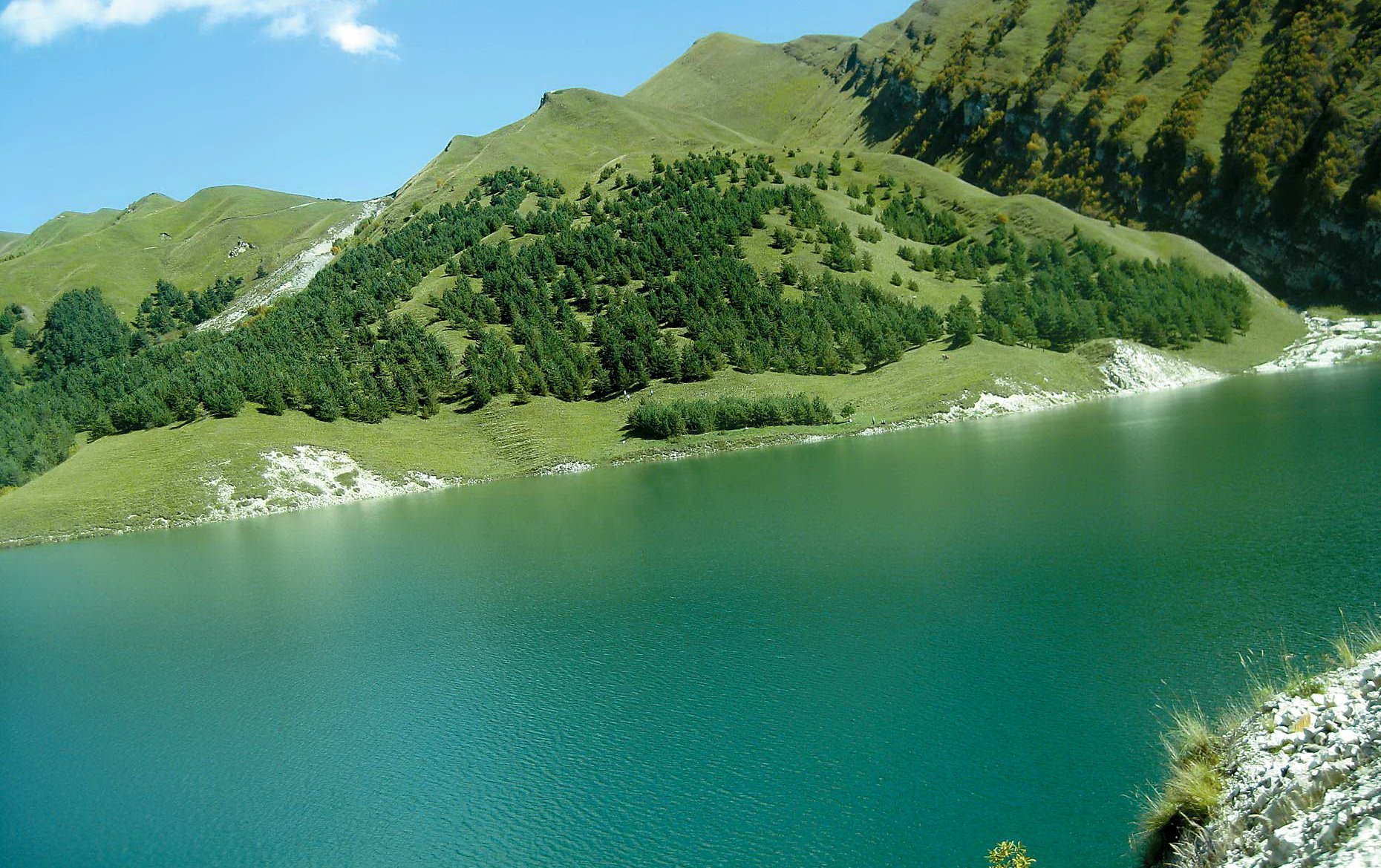 Озера чеченской республики. Озеро Кезеной-ам в Дагестане. Озеро в Дагестане Казеной ам. Озеро в Чечне Кезеной ам. Голубое озеро в Чечне.