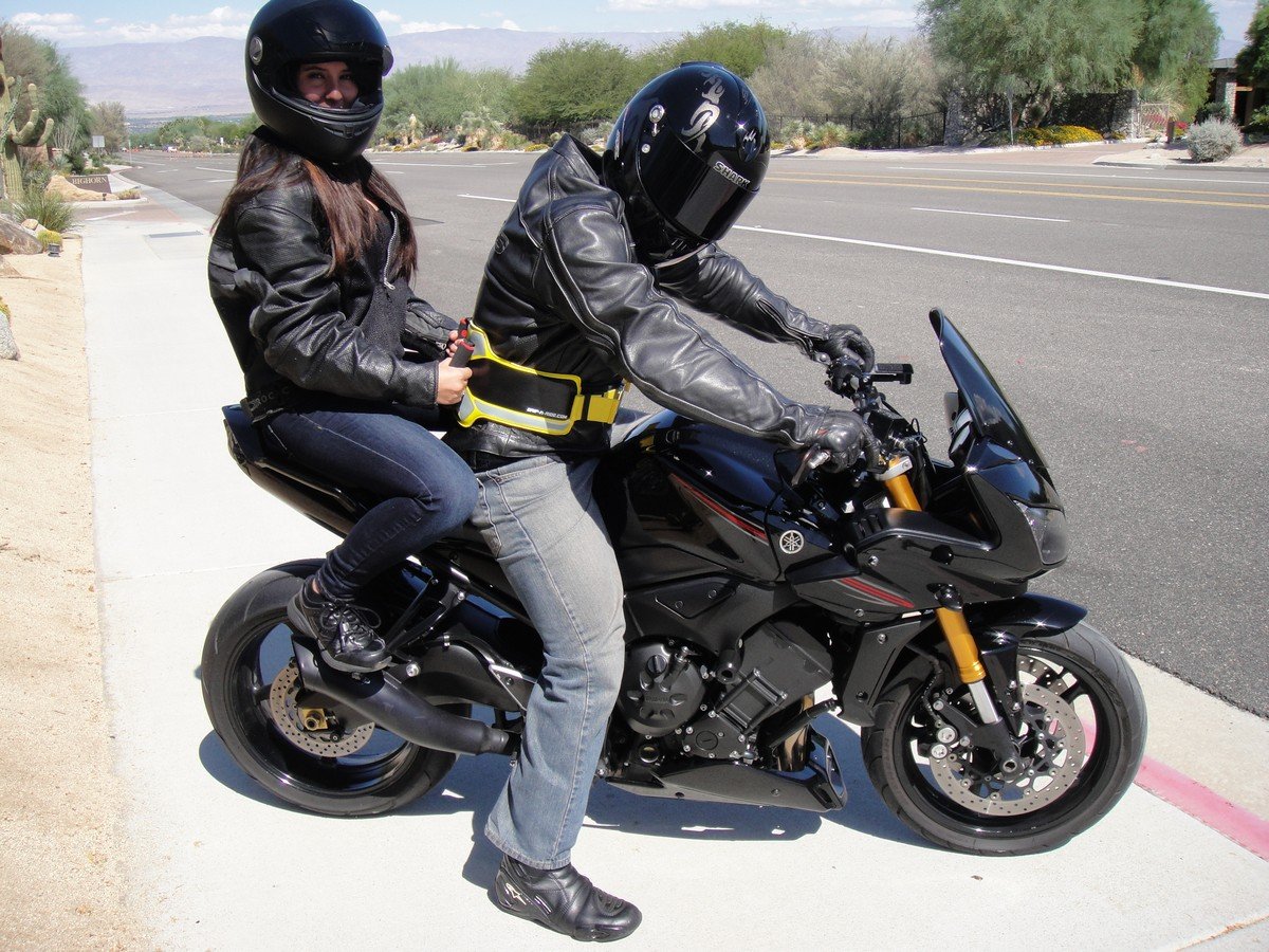 Мотоцикл нужен номер. Yamaha fz1 пассажир. Мотоциклист. Спортивные мотоциклы для двоих. Мотоциклист с пассажиром.