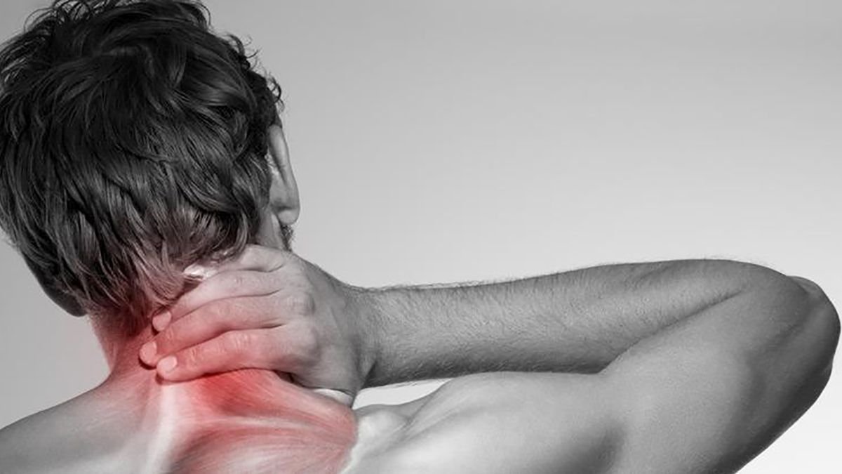 Болит плечо у спортсмена