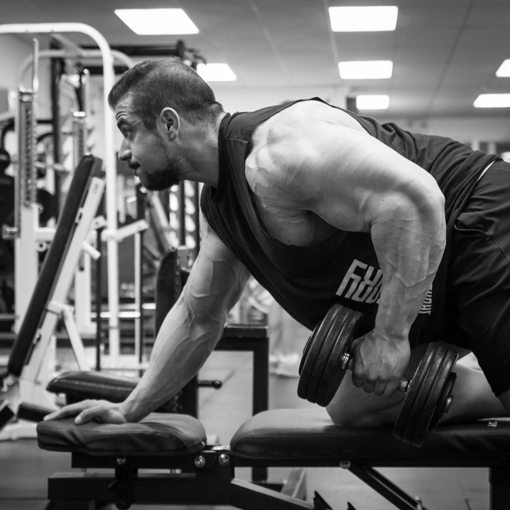 Широкая спина упражнения в зале. Тренировка спины. Тренировка спины в зале. Упражнения на спину в зале. Тренировка верха спины для мужчин в зале.