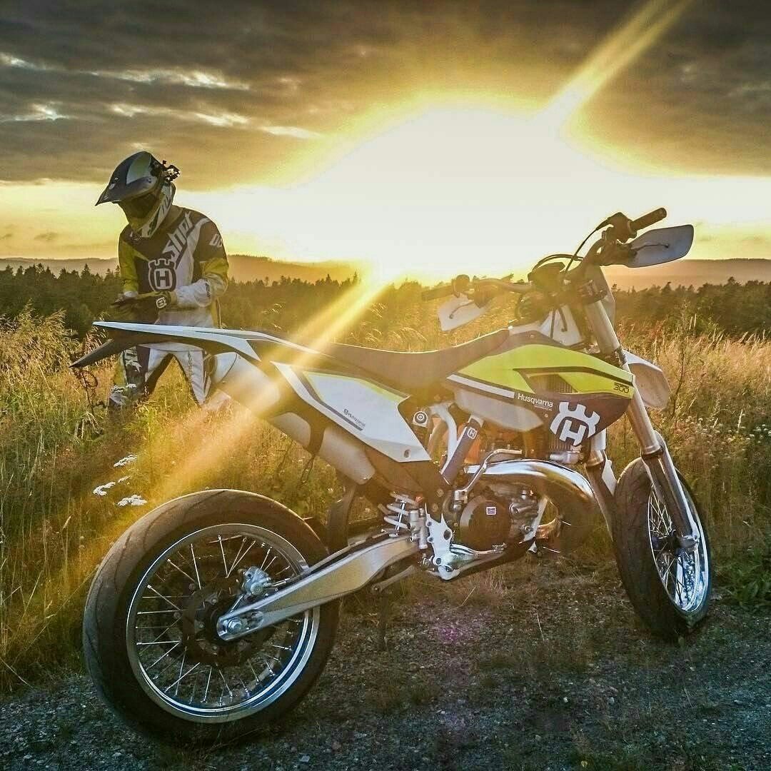 Кроссовый мотоцикл на природе