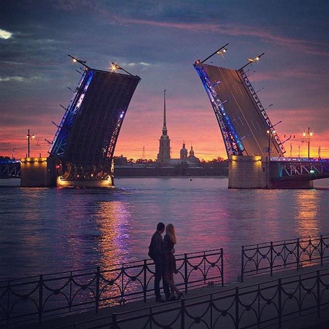 Дворцовый мост в Санкт-Петербурге закат