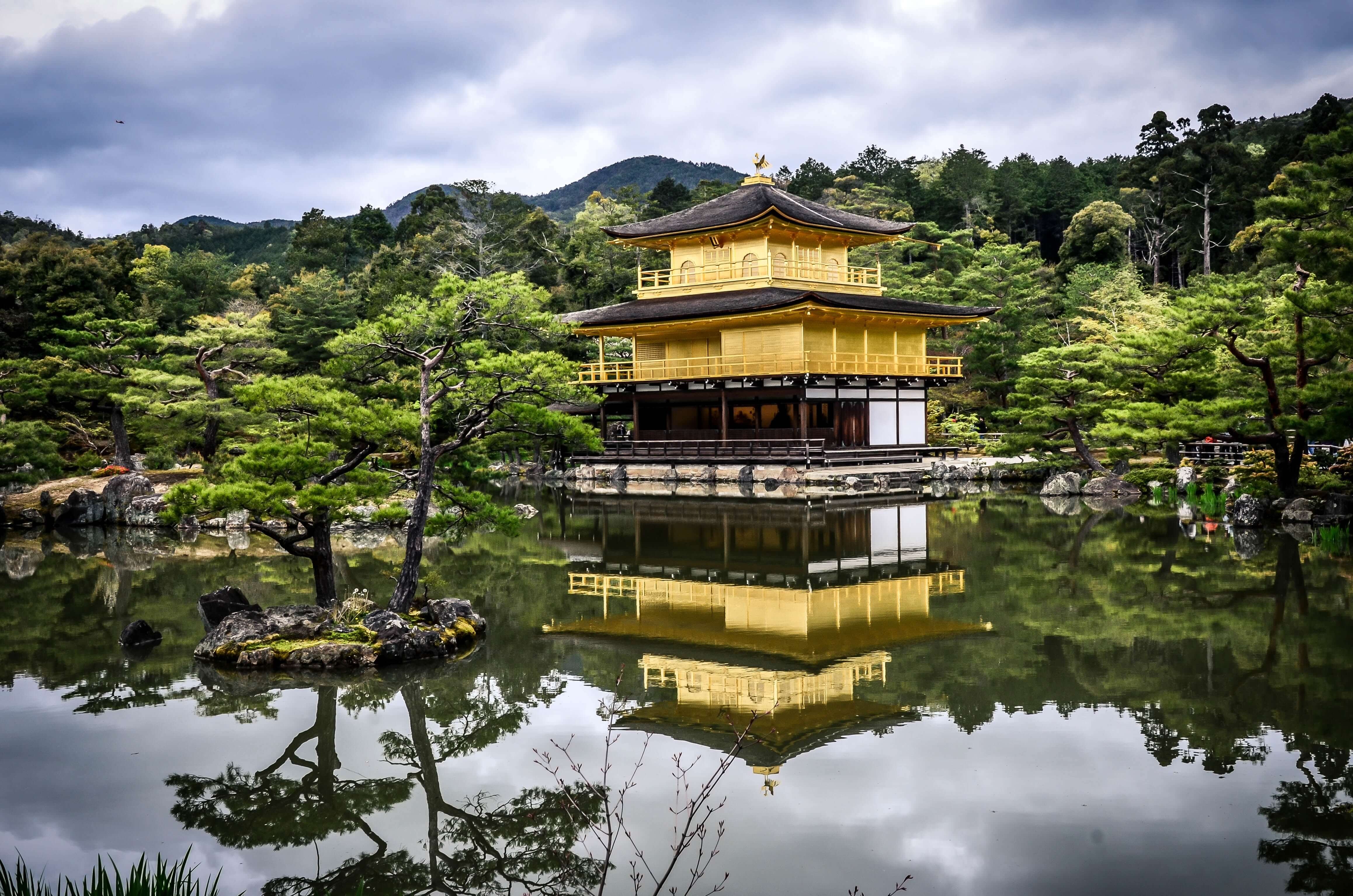 Киото япония. Золотой павильон в Киото Сакура. Япония Киото храмы. . Золотой павильон Кинкакудзи Средневековая Япония. Киото архитектура.