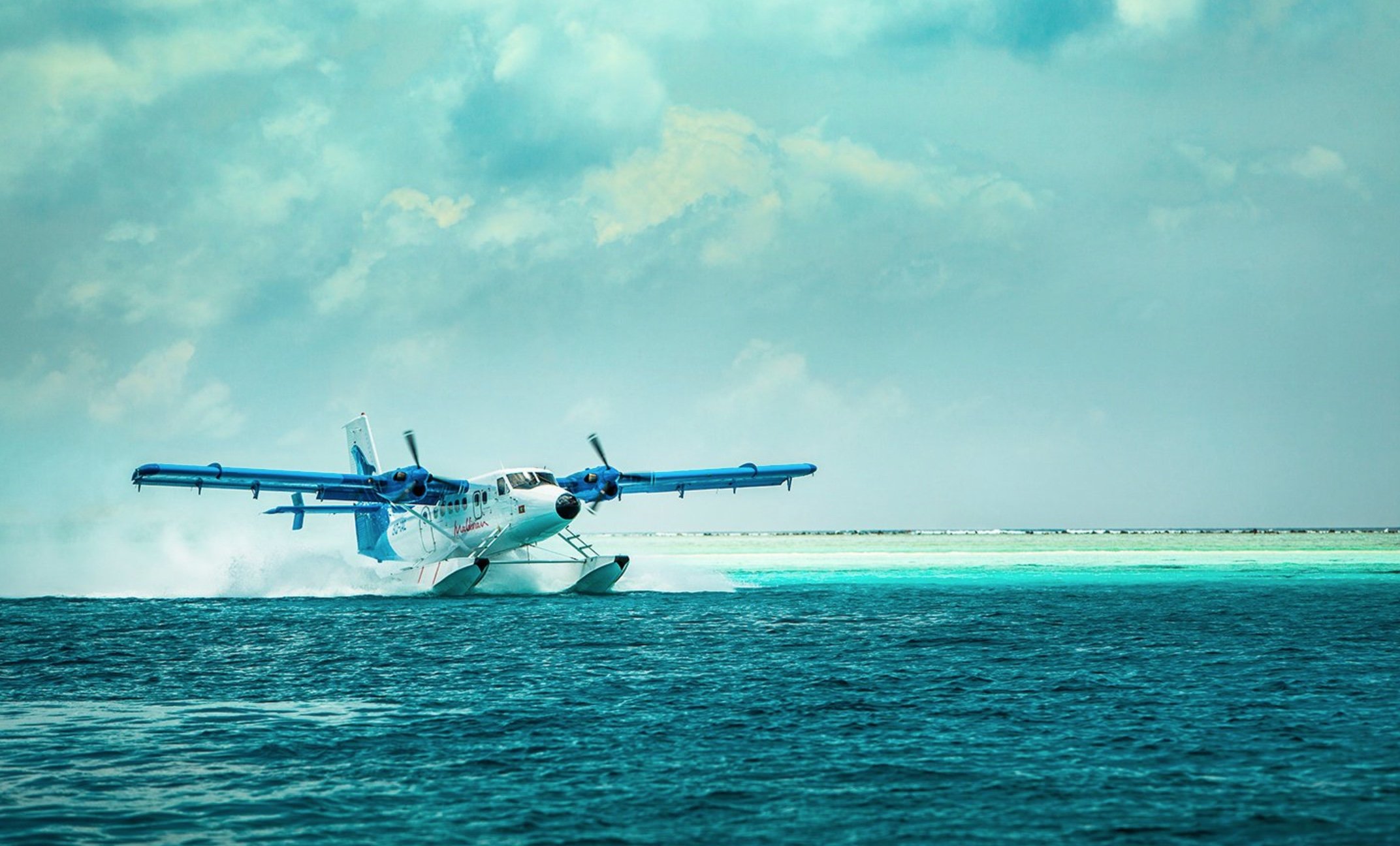 Самолет над пляжем. Фото путешествия самолет. Маафуши фото острова. Como Maalifushi 5* (таа Атолл).