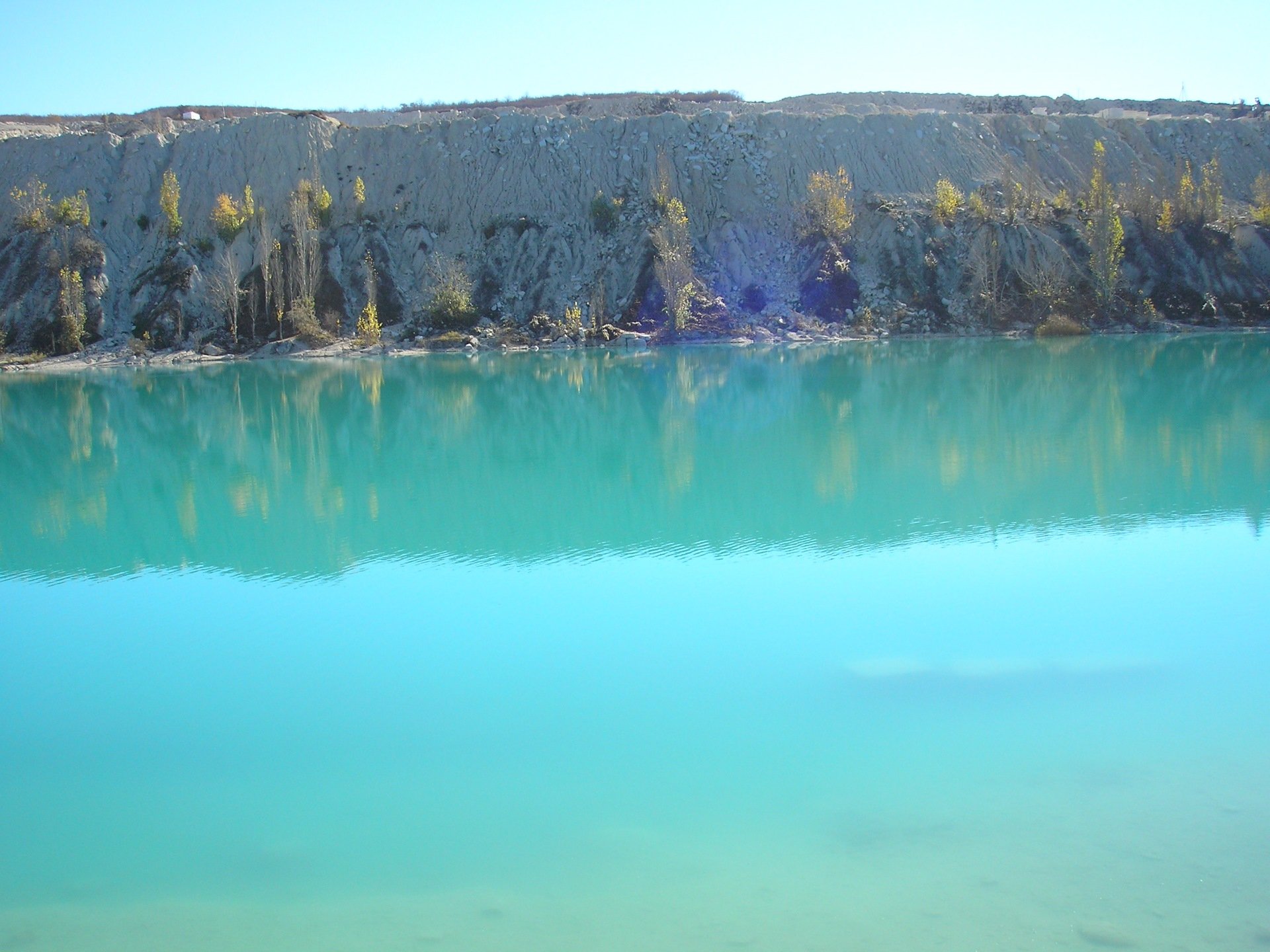 Голубое озеро крым. Марсианское озеро Бахчисарай. Голубое озеро в Крыму Скалистое. Голубое озеро Бахчисарай. Марсианское (мраморное) озеро.