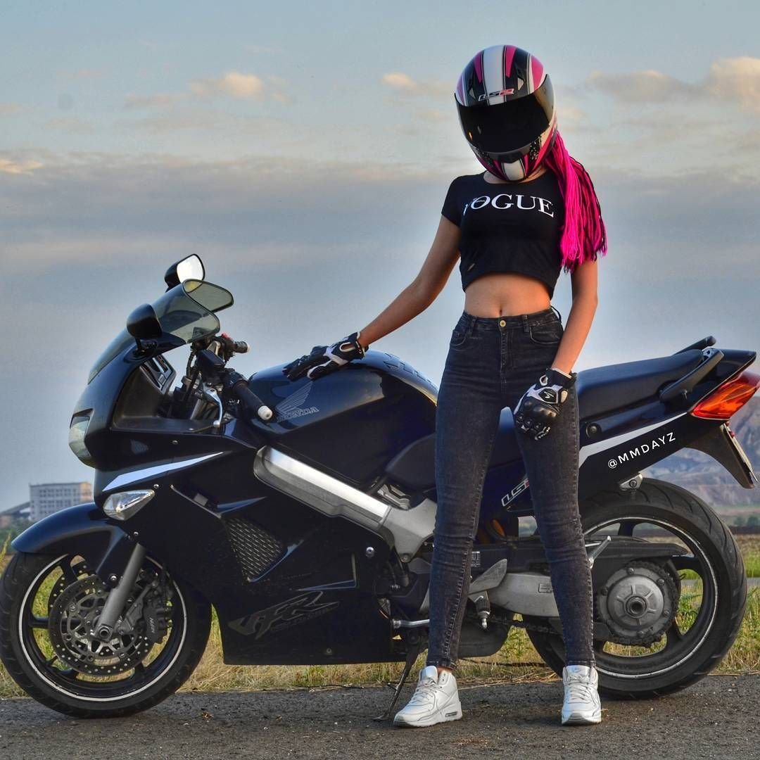 Мотоцикл с девушкой в шлеме фото