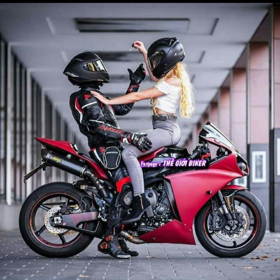 Девушка на желтом мотоцикле